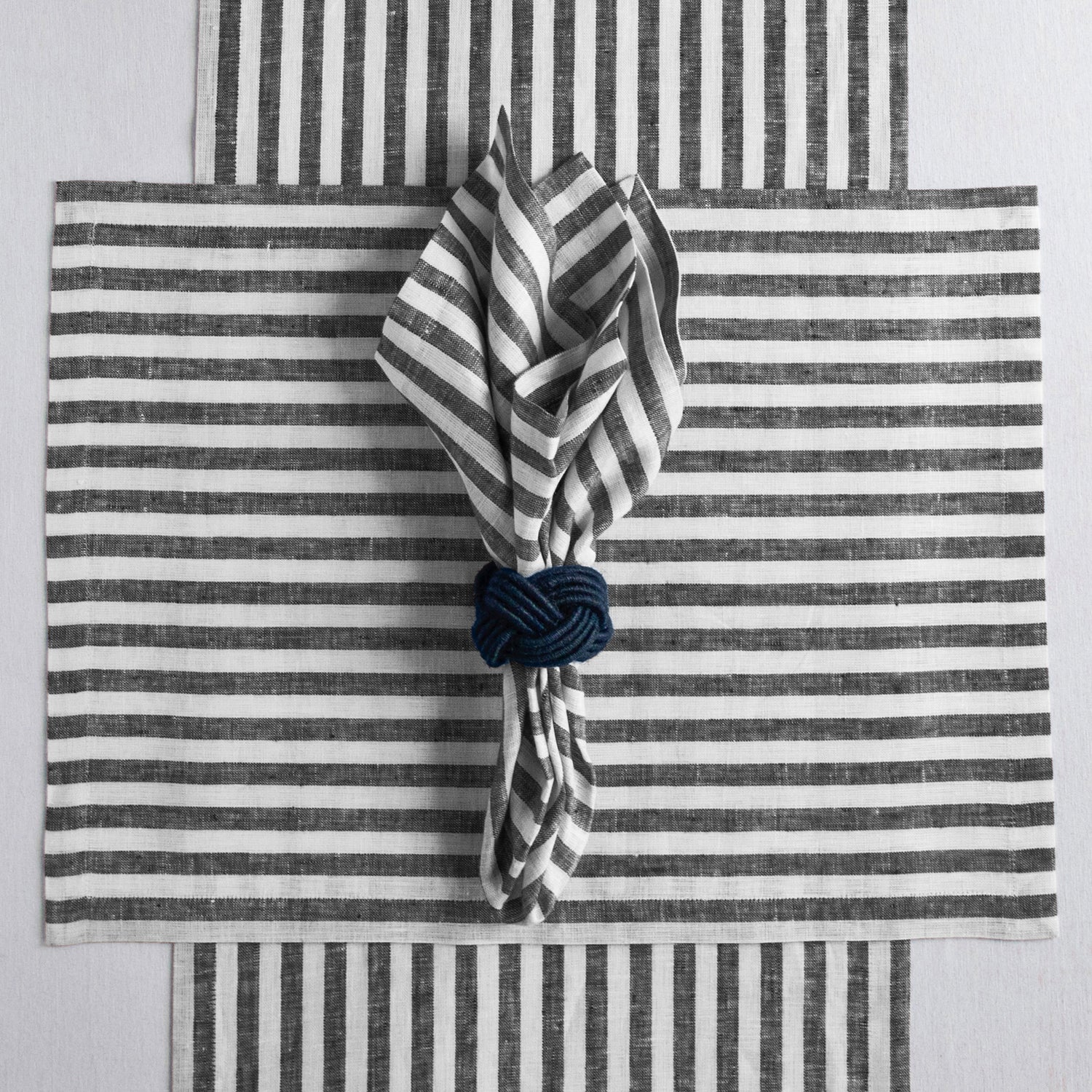 #color_black-and-white-amalfi-stripe