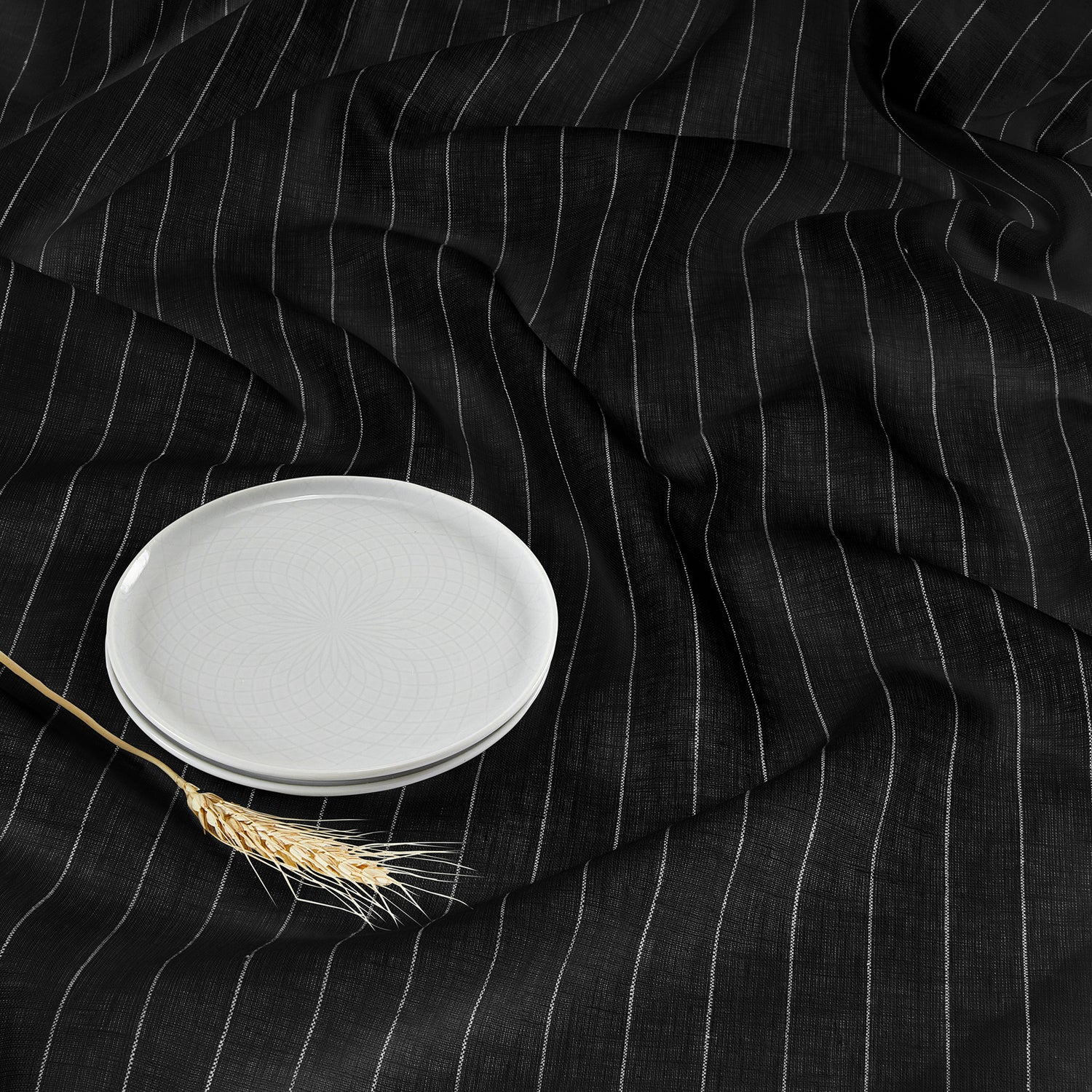 #color_black-and-white-pinstripe