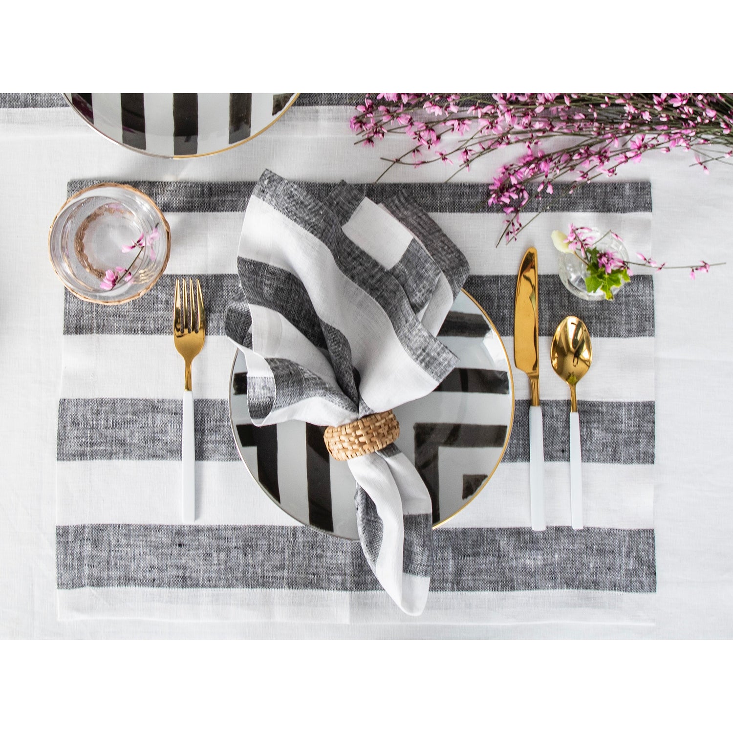 #color_black-and-white-cabana-stripe