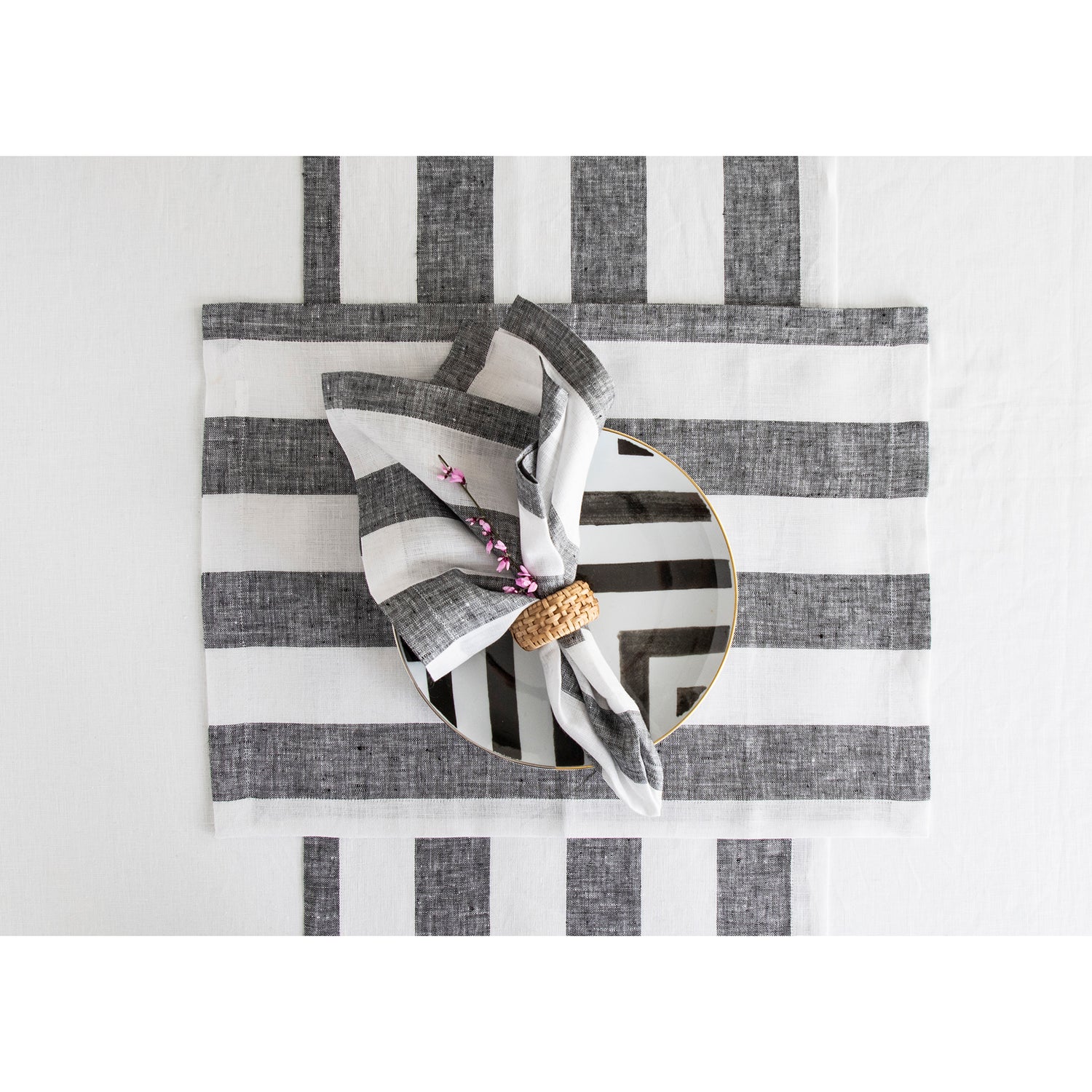 #color_black-and-white-cabana-stripe