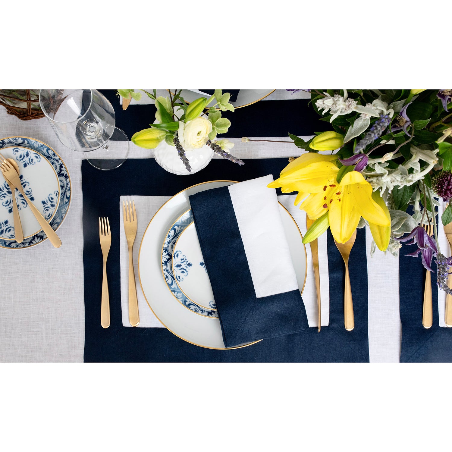 #color_navy-and-white-contempo