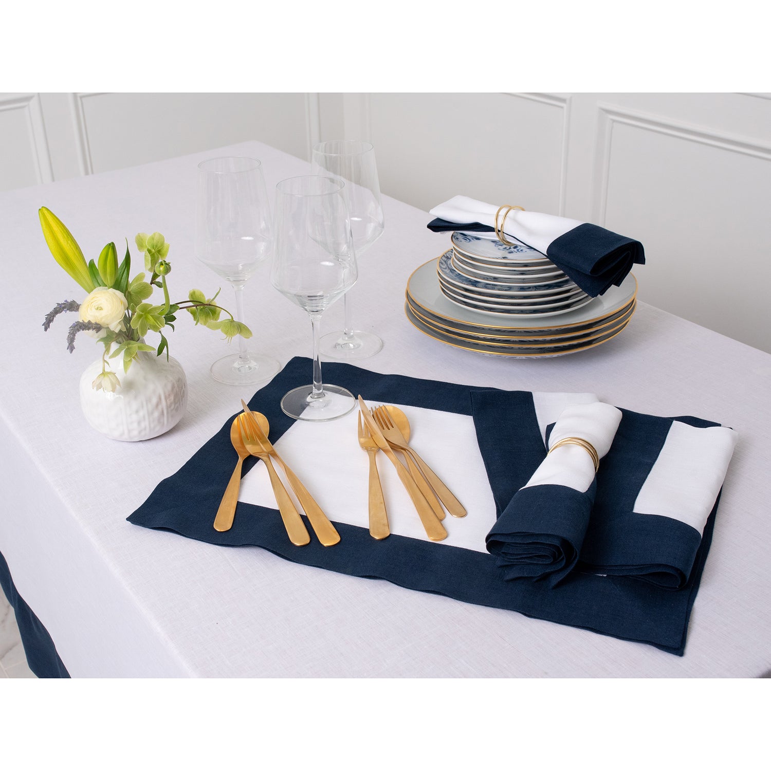 #color_navy-and-white-contempo