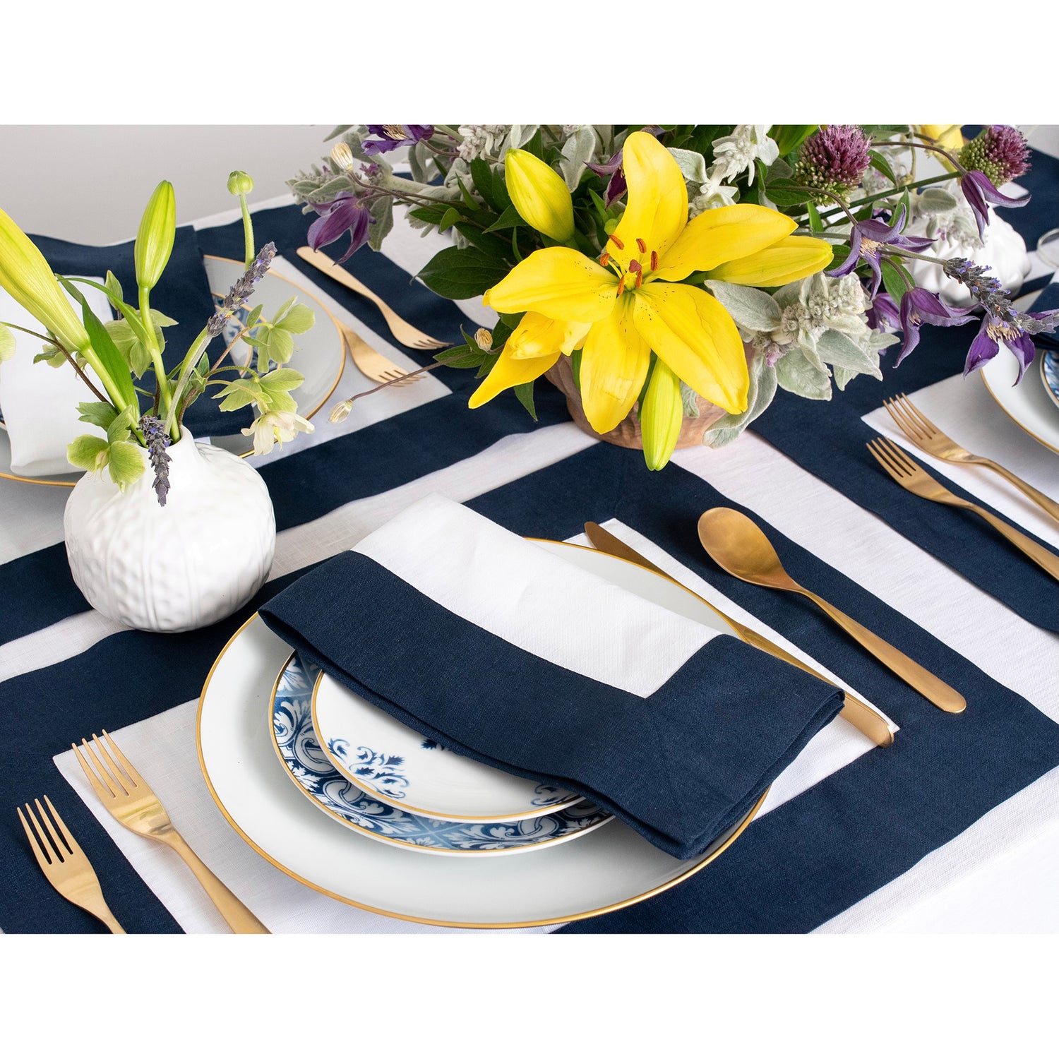 #color_navy-and-white-contempo